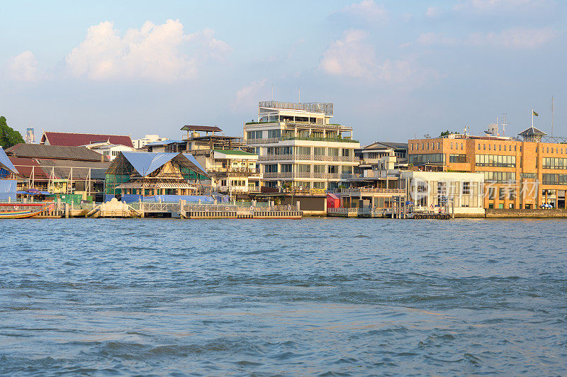 日落时刻在朝praya河前的笏arun Tha Maharaj和Tha Prachanbangkok泰国